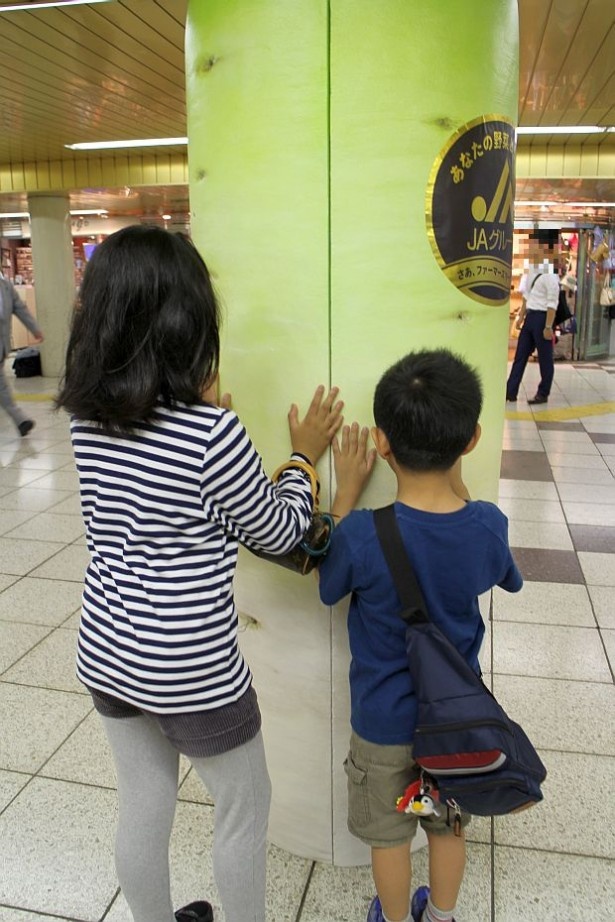 「ダイコンの柱は“ヒゲ”まで作ってあってリアル！」と、クオリティーの高さに笑顔を見せていた親子