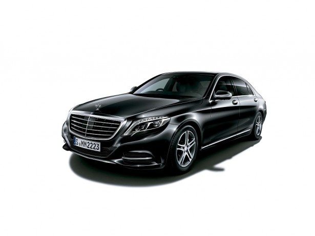 ロングホイールベースによる広く上質な室内空間を提供する「S 300 h ロング」(1340万円～)