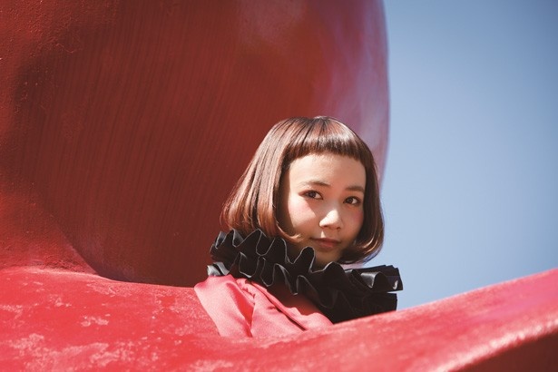 9月5日(土)の「eSongs」ステージには、 “パッツン前髪”が個性的な歌手でモデルの三戸なつめが登場