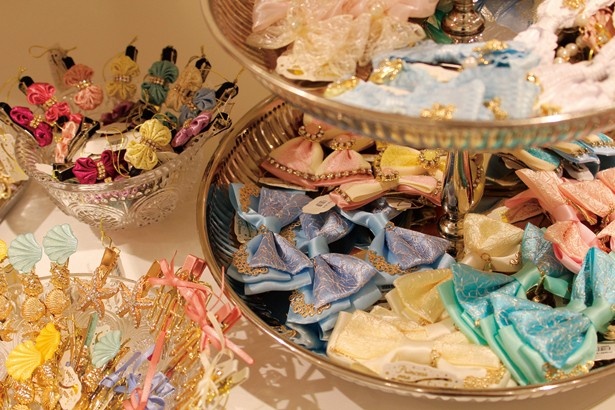 【写真を見る】Princess one Spoon TOKYOでは、約1800種類の雑貨を用意。お姫様気分になれるアクセサリーを入手すれば、家の中でも至福の時間を過ごせそう