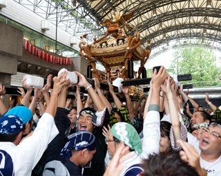 2年に1度！大迫力のお神輿が赤坂を練り歩く