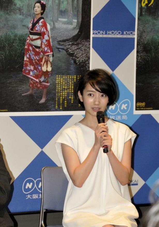 下鴨神社の糺の森で撮影したポスターを背に撮影エピソードを語る波瑠