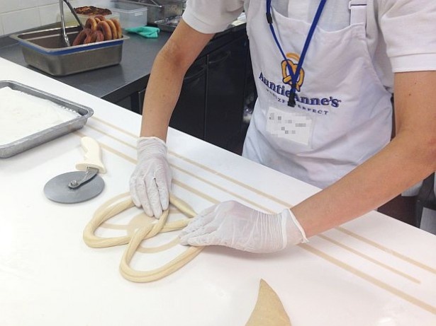 【写真を見る】プレッツェルが作られるアンティ・アンズの厨房