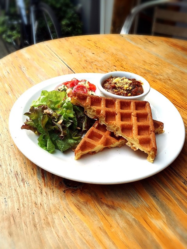 【写真を見る】新感覚の、ワッフルにカレーを付けて食べる「Waffle Cafe Orange」の「キーマカレーのつけワッフル」(1200円)