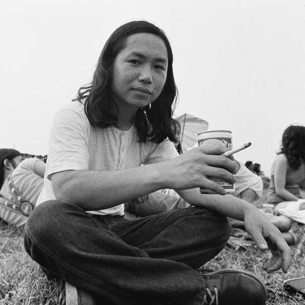 1970年当時のマイク・野上(野上眞宏)。鋤田正義氏のアシスタントを経て1978年に渡米。2014年、1970年代の写真4000枚を収録した写真集を発売