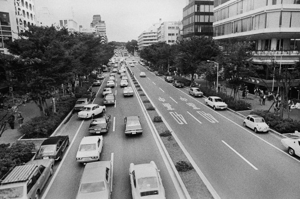 表参道。原宿は1964年の東京オリンピックを機に発展、1970年代ブティックや喫茶店が出店、ファッションとカルチャーの街に