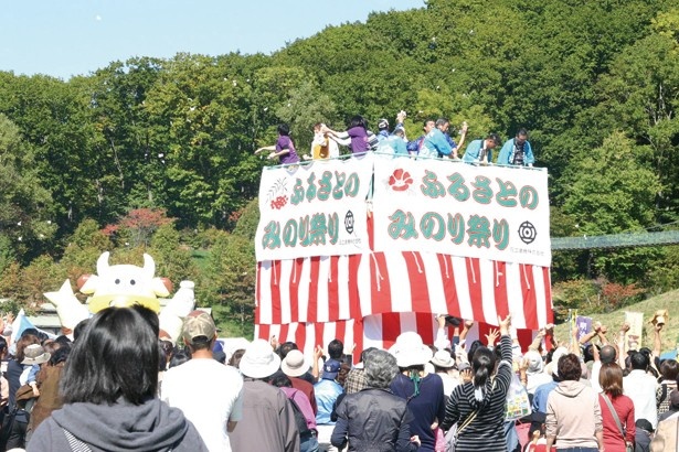 日本最大級の餅まきも！浦幌町の大収穫祭が今年も開催｜ウォーカープラス