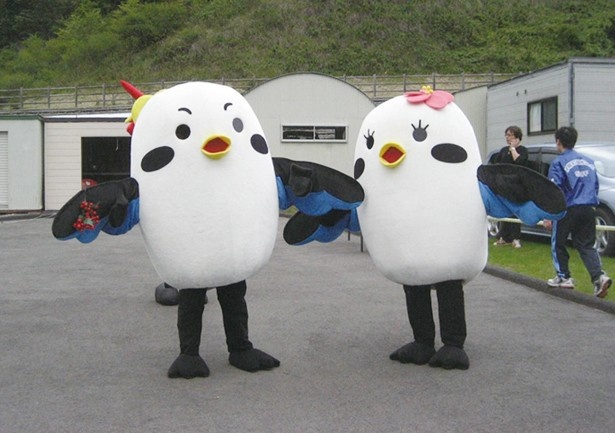 浦幌町の鳥、アオサギをモチーフにしたご当地キャラクター「うらは」と「ほろま」。HBCのキャラクター「もんすけ」と一緒に、ステージを盛り上げる