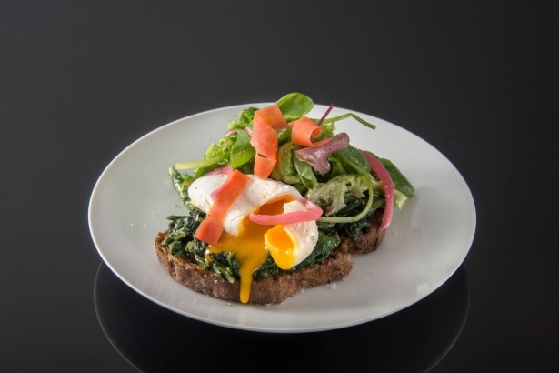2FのPETIT PARK CAFEで食べられるトースト「ブルックリン」(税抜1200円)。ソテーしたケール、ニンジンのピクルス、フライドシャロット、ポーチドエッグなどをトッピング