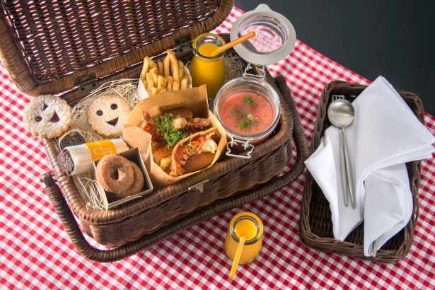 2FのPETIT PARK CAFEで展開中の「セントラルパークバスケット」(2名分、税抜4800円)は12時からの限定メニュー。ニューヨークのセントラルパークのピクニックをイメージしている