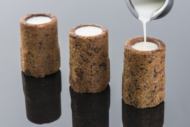 ショットグラスの形をした「クッキーショット」(518円)は毎日15時からの限定販売。温かくしっとりとしたチョコレートチップクッキーとバニラビーンを浸した冷たいミルクが一緒に楽しめる