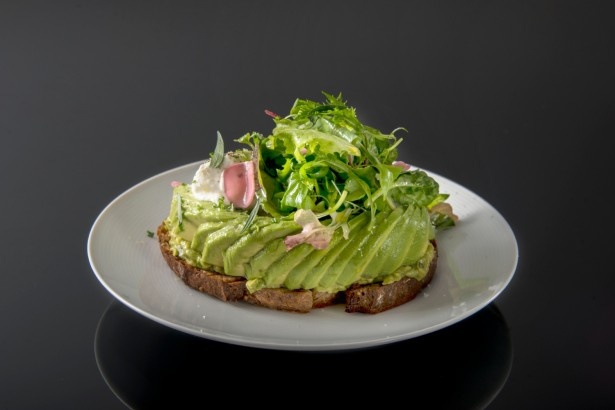 2FのPETIT PARK CAFEで食べられるトースト「ソーホー」(税抜1200円)。オリーブオイルで焼き上げたトーストの上に、アボカドを丸ごと1個のせてある