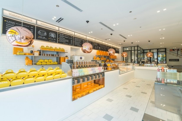 ドミニクアンセルベーカリートウキョウの1F。白を基調にした店内には、自慢のペイストリーがずらりと並んでいる