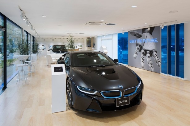 【写真を見る】ショールームには、プラグイン・ハイブリッド・システム搭載のプレミアム・スポーツ・カーBMW i8(1966万円)を展示