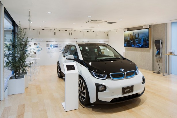 電気自動車BMW i3(499万円～)の試乗車を常時用意し、乗り心地や機能性を体験できる