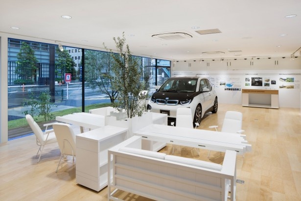 ショールームには、セールス活動を行なわない商品説明専任者"BMWジーニアス"が常駐する