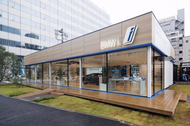 BMW i3とBMW i8の電気自動車をショールームに展示。この2モデルを展示するのは、日本国内においては同施設のみとなっている
