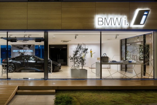 BMW iのライフスタイル・アクセサリーの展示や販売も行われる