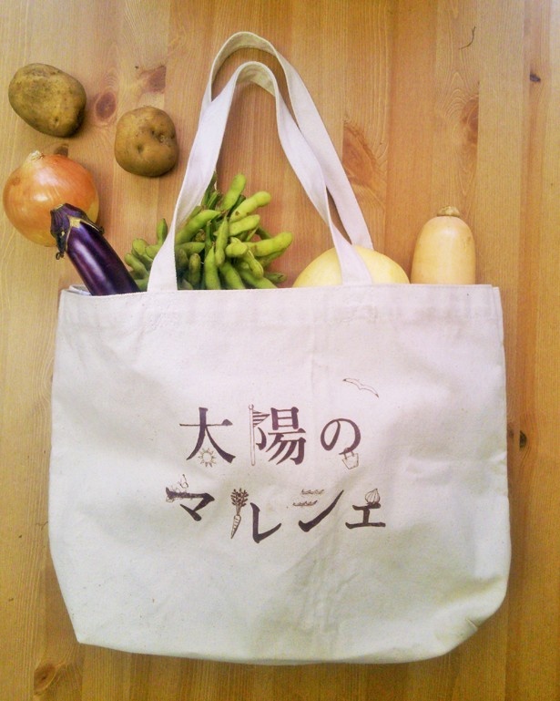 お得でうれしい、各日100名がもらえる新鮮野菜が入ったトートバッグ