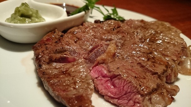 【写真を見る】9月1日～7日(月)に銀座店で味わえる「ブラックアンガス牛」。150gとボリュームたっぷり