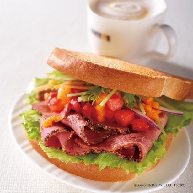 「朝カフェ・セットB ビーフパストラミと野菜のサンド」(選べるドリンク付き、390円から)はがっつり食べたい朝にぴったり