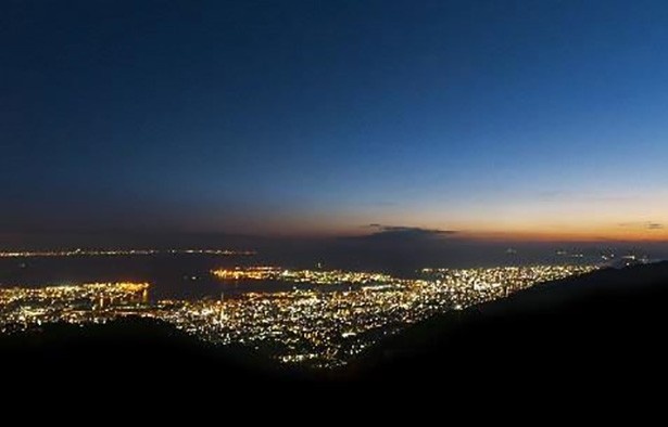 関西一といわれる六甲山の夜景。神戸の街を一望のもとに