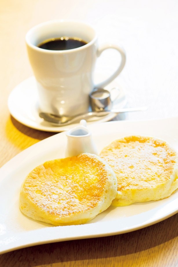 むさしの森珈琲 六ツ川店の看板メニュー「パンケーキ」(626円)は、口の中でシュワッと溶ける新食感
