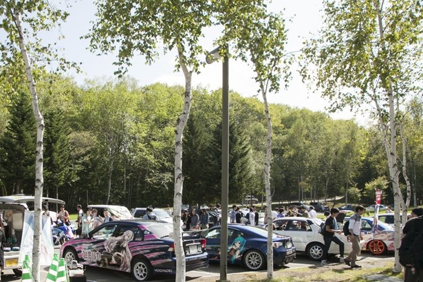 会場に痛車、痛単車、痛チャリが多数並ぶ光景は圧巻！ユーザーたちとの交流や撮影を思う存分楽しんで