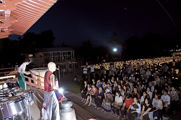 和太鼓とパーカッション、兄弟ユニットが奏でるパワフルな演奏が夜の登大路園地に響き渡る