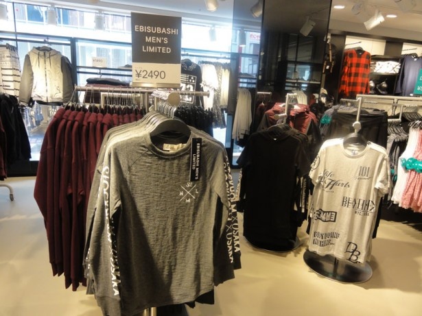 限定Tシャツの「STOCKHOLM×OSAKA ロングスリーブTシャツ(2,490円/税込)」