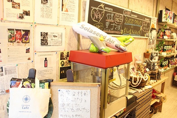 1階はポップコーン売り場。イベント当日は、ソラシドエアのグッズも多数販売された