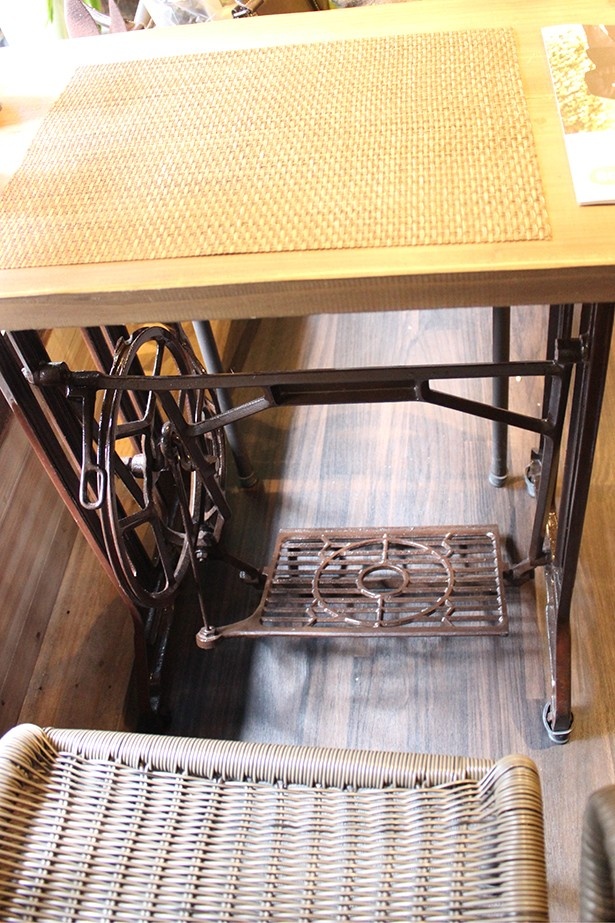 カフェのテーブルは、昔のミシンを再活用したもの