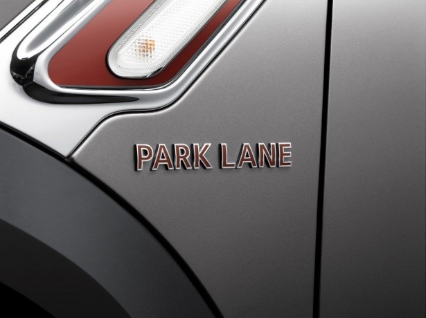高級感あふれる“PARK LANE”のロゴに注目だ