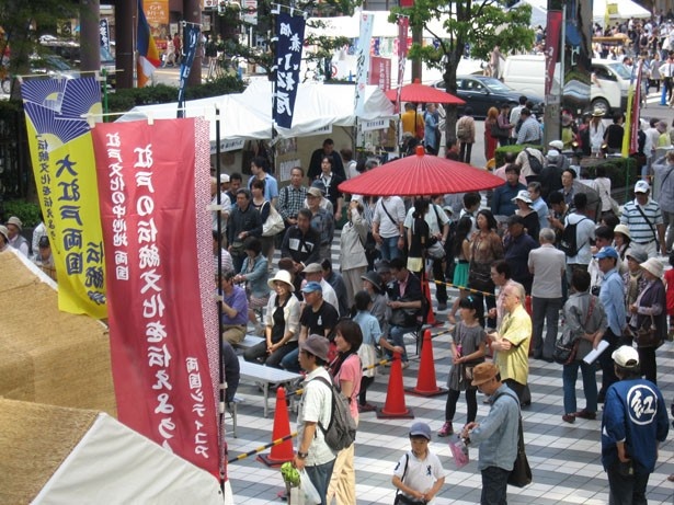甘酒処や飲料販売のほか、物販のテントも並ぶ