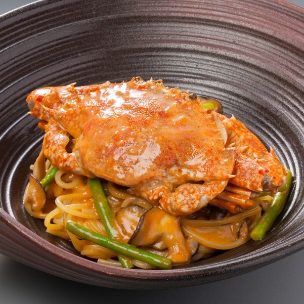 【写真を見る】インパクト抜群の「渡り蟹のスパゲティ」(1382円)