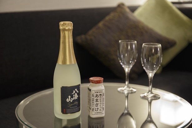 【写真を見る】シャンパン感覚で楽しめる「発泡にごり酒 八海山」、麹だけで作った「あまさけ」