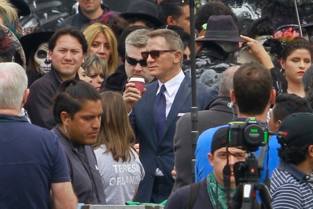 【写真を見る】最新作『007 スペクター』(日本12月4日公開)撮影中のダニエル・クレイグ