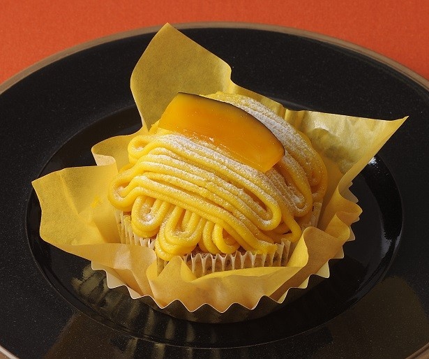 【写真を見る】秋の味覚であるかぼちゃをふんだんに使用した「かぼちゃのモンブラン」(税抜410円)