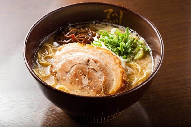 【写真を見る】博多直送の細麺を使用した「でびっと」の「醬油豚骨らーめん」