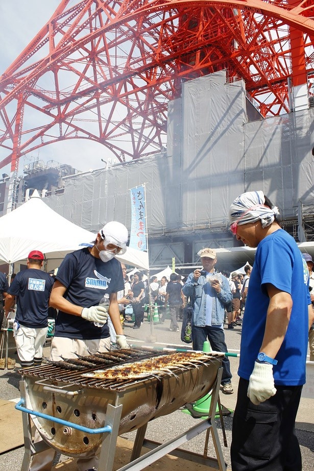 【写真を見る】東京タワーを眺めながら食べるサンマは格別(2014年の様子)