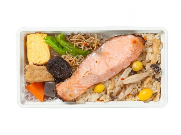 エキュート大宮・品川・立川・日暮里で購入可能な、てとての「秋鮭塩麹焼弁当」(1080円)