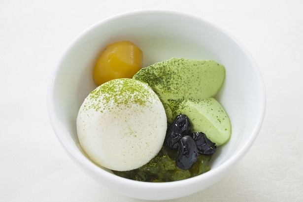 【写真を見る】ほろ苦い抹茶がマッチした「グリーン抹茶の雪見だいふく」(ドリンク付き・500円)