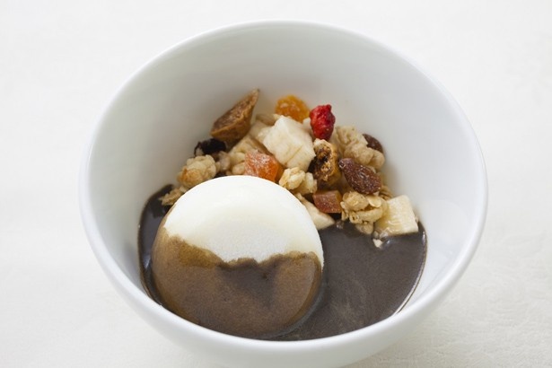 雪見だいふくをしるこ仕立てで味わう「ほっこり雪見だいふく 黒ゴマしるこ」(ドリンク付き・500円)
