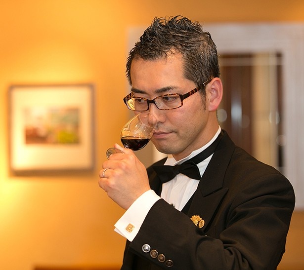 チーフソムリエの松村浩治さんは、シャンパーニュ地方のブージー村からエシュバン(騎士)の称号を授与されている
