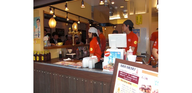 スタッフの威勢のいい声が迎えてくれる