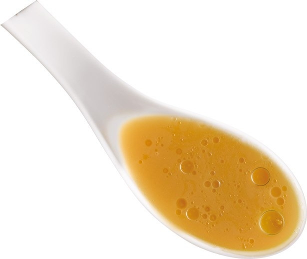 旨味が詰まった豚骨しょうゆスープは、コクのある味わい。鶏油を効かせて香り高く仕上げた