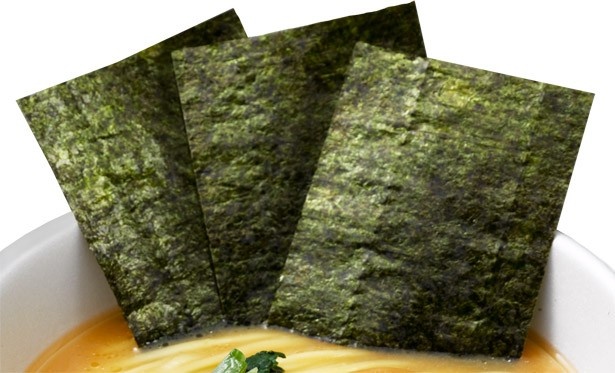 大きな海苔が3枚のるのも売り。スープに浸したり、麺と絡めて食べたり、いろいろ楽しめる！