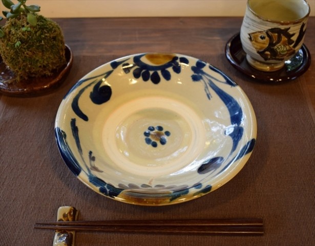 上江洲茂生作。渋みのある菊花唐草文が印象的な7寸皿