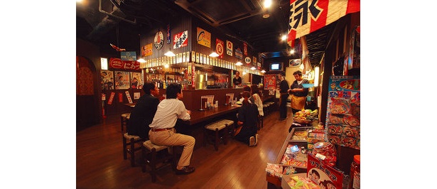「半兵ヱ 大阪心斎橋筋店」は昭和のガード下をイメージ