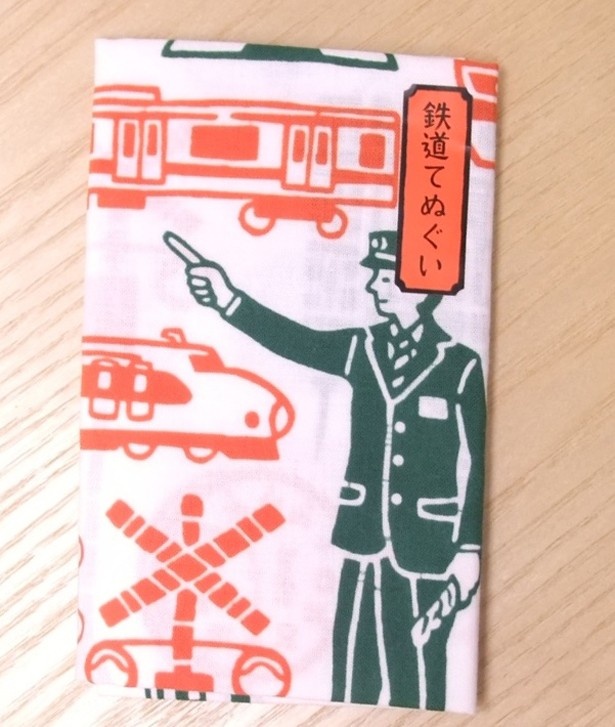 3位は「日本市 鉄道手拭い」(1296円)。鉄道を連想させる、どこか懐かしい絵柄がポイント